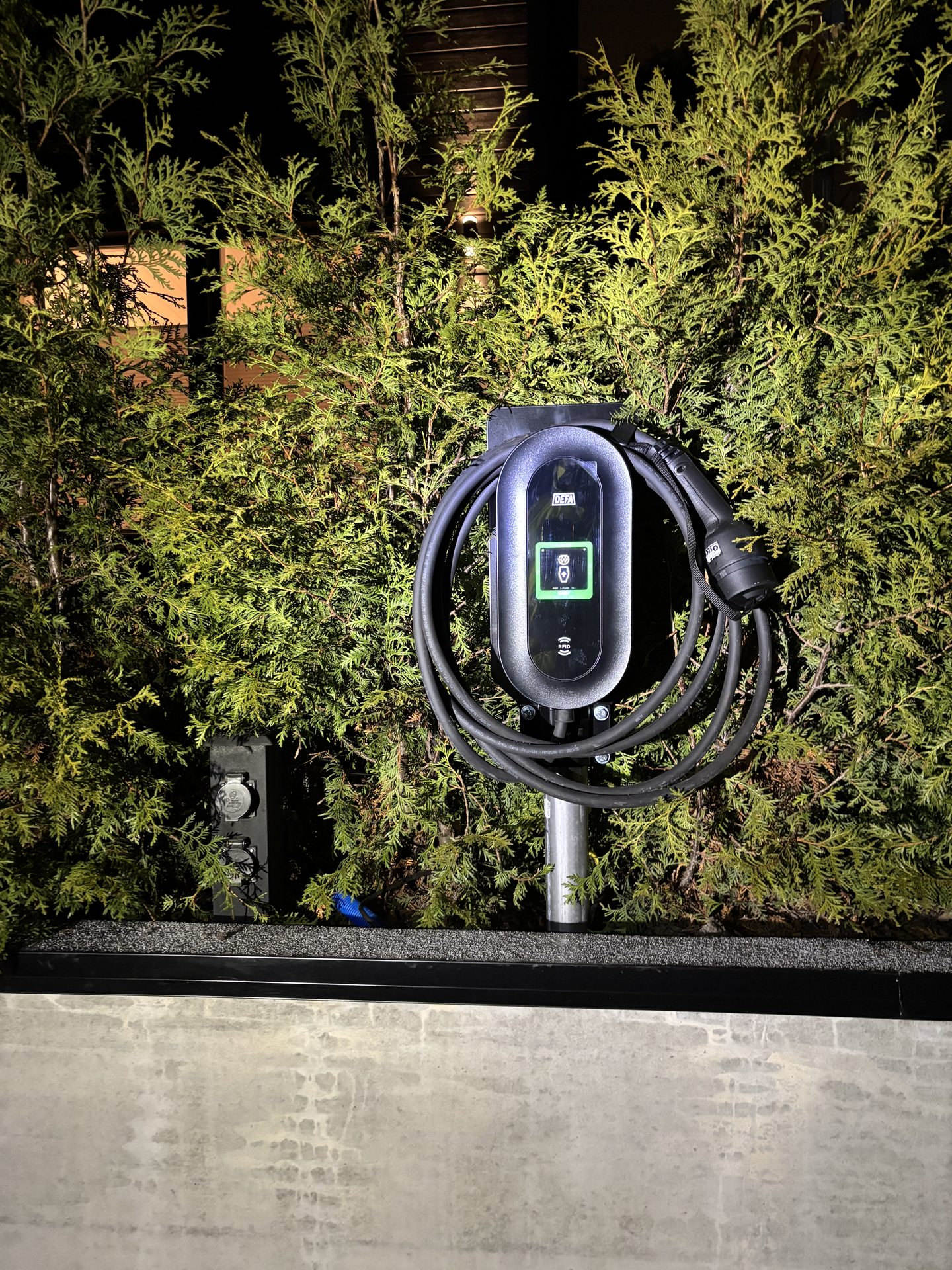 Defa Power tiilistä seinää vasten